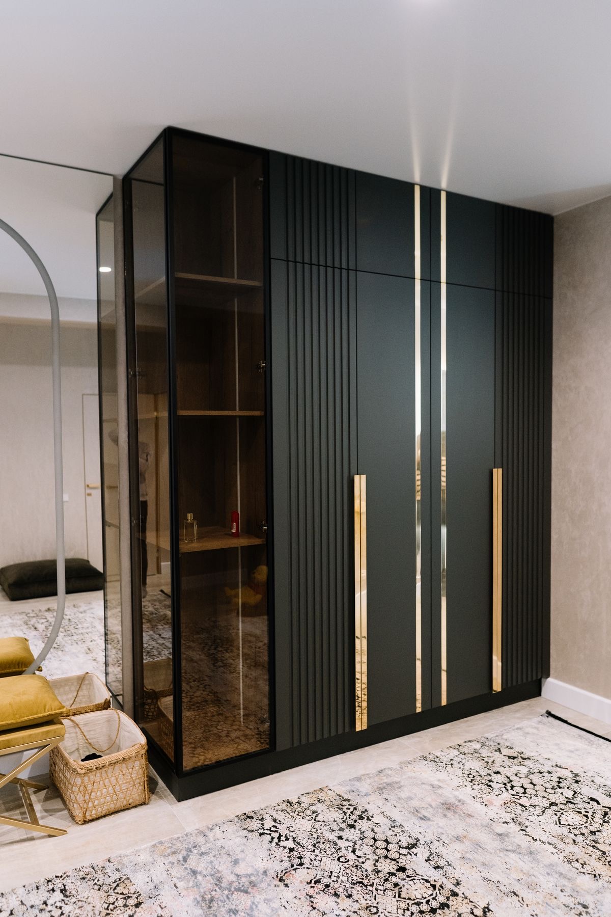 <p>Qara Rəngli Modern Dolab </p><p><br></p>